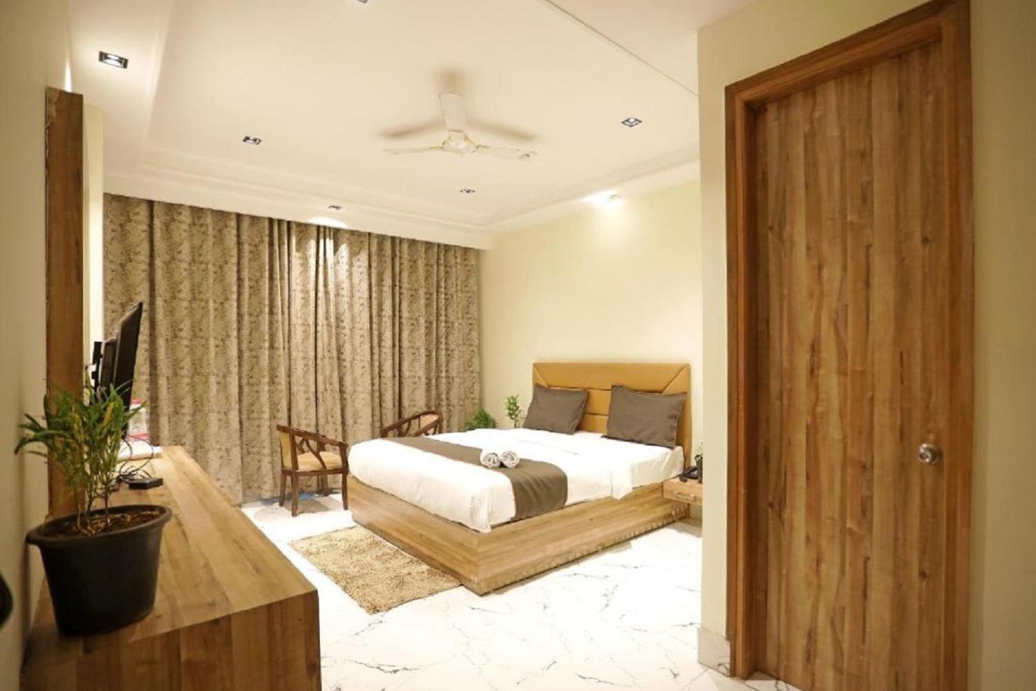 Hotel Royal Paradise By Kdson Neu-Delhi Exterior foto